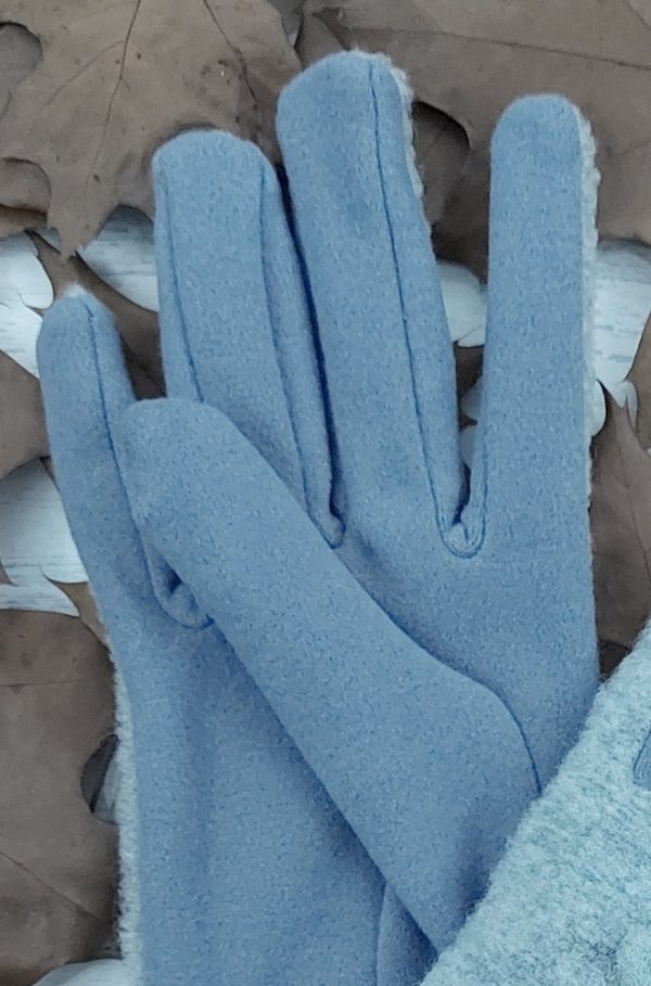 Guantes modelo Patano de la firma Attraversiamo, fabricados 100% en Italia. Talla única. Se adaptan perfectamente. Suaves, elegantes y muy calentitos. Color azul averdosado.