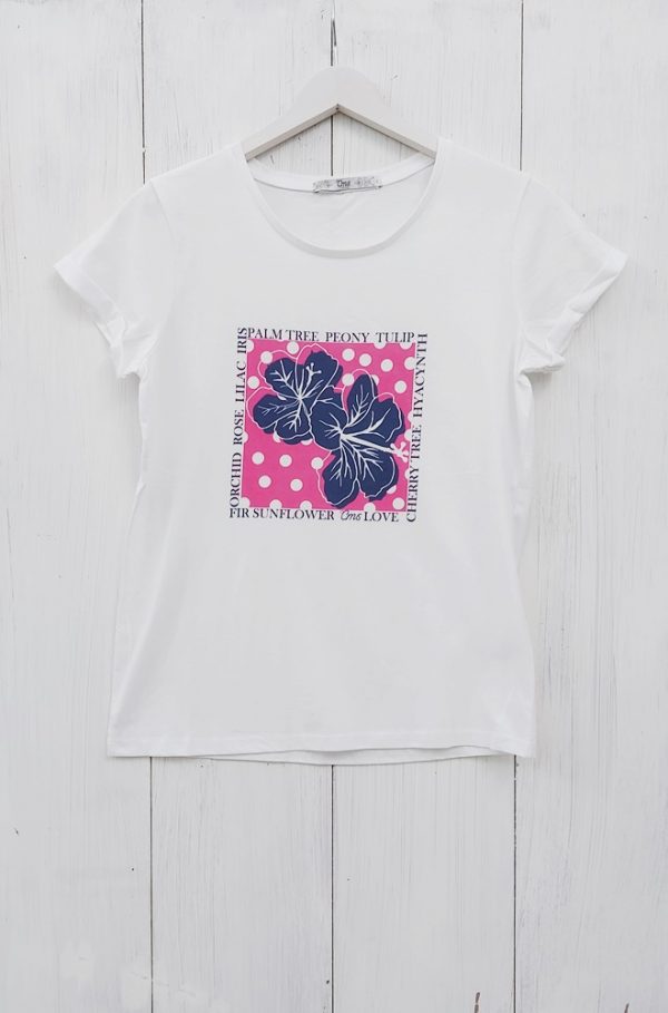 Camiseta de algodón color blanco con estampación de flores color rosa y azul marino en parte delantera. Cuello redondo y mangas cortas con dobladillo. Es el modelo Nefelio de Cms.