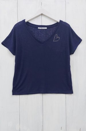 Camiseta de punto azul marino con mangas caídas y escote en pico. Corte recto con aberturas laterales y detalle de corazón,