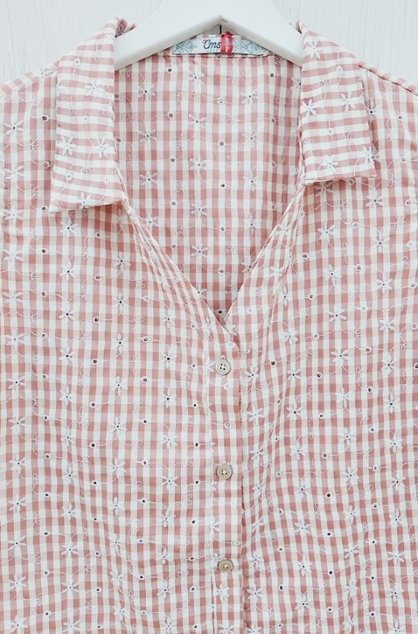 Camisa de vichy Jobo de Cms corte camisero sin mangas, en tejido color rosa y blanco con bordado de flores. Lleva escote en uve, aberturas laterales y cierre con botones.
