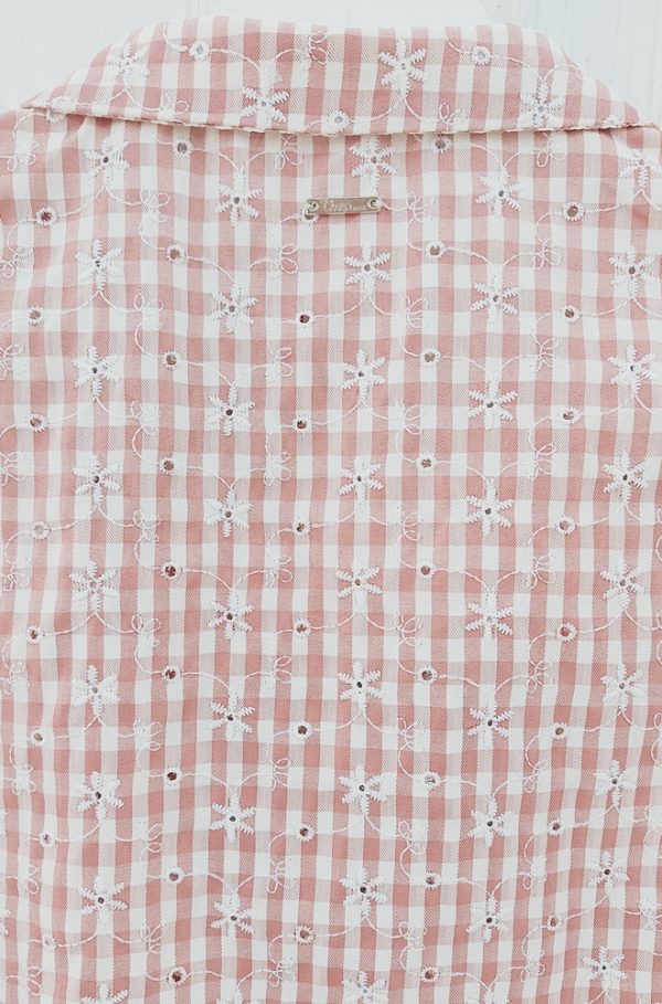 Camisa de vichy Jobo de Cms corte camisero sin mangas, en tejido color rosa y blanco con bordado de flores. Lleva escote en uve, aberturas laterales y cierre con botones.