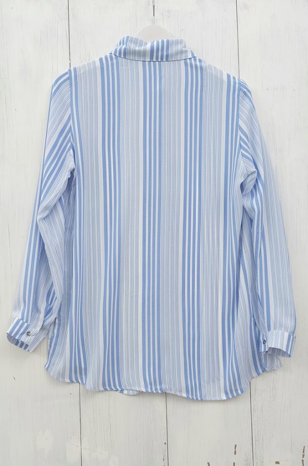Camisa Suculenta de Lylu rayas azules, en tejido fluido. Corte camisero de mangas largas. Lleva cinturón del mismo tejido.