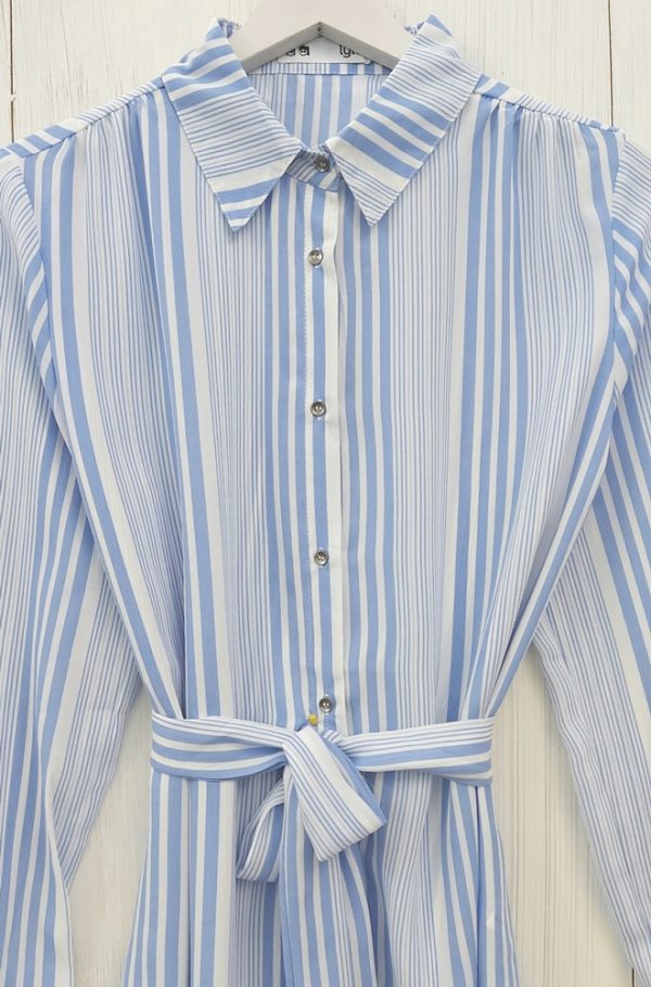 Camisa Suculenta de Lylu rayas azules, en tejido fluido. Corte camisero de mangas largas. Lleva cinturón del mismo tejido.