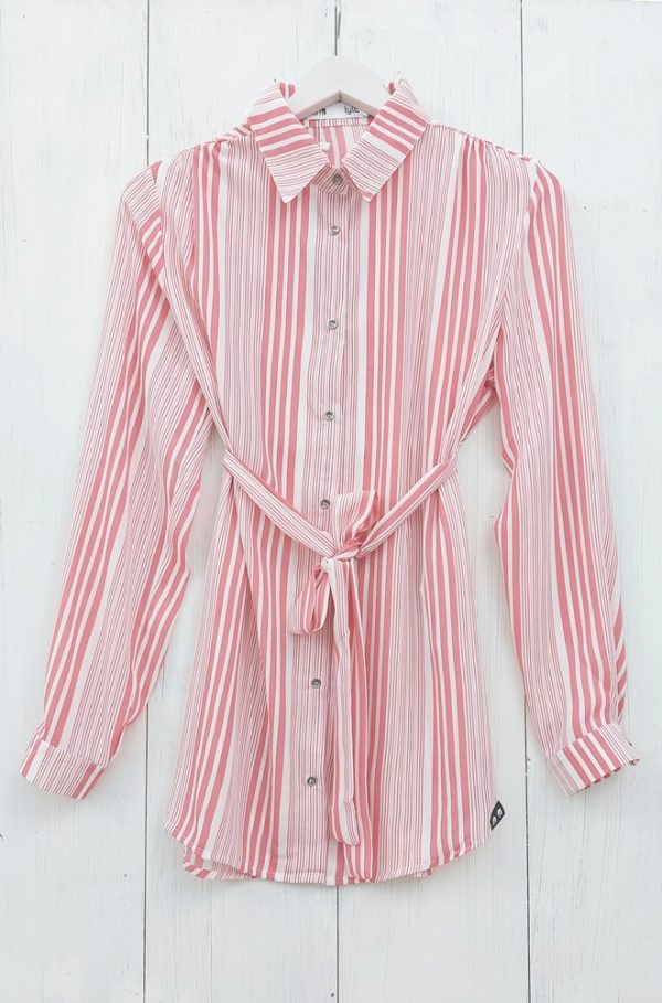 Camisa Suculenta de Lylu rayas rosas, en tejido fluido. Corte camisero de mangas largas. Lleva cinturón del mismo tejido.