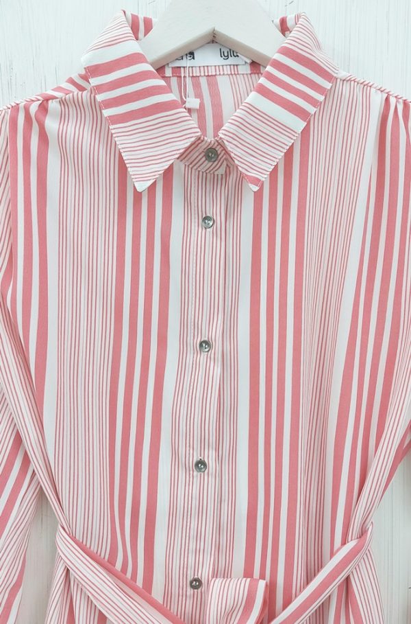 Camisa Suculenta de Lylu rayas rosas, en tejido fluido. Corte camisero de mangas largas. Lleva cinturón del mismo tejido.
