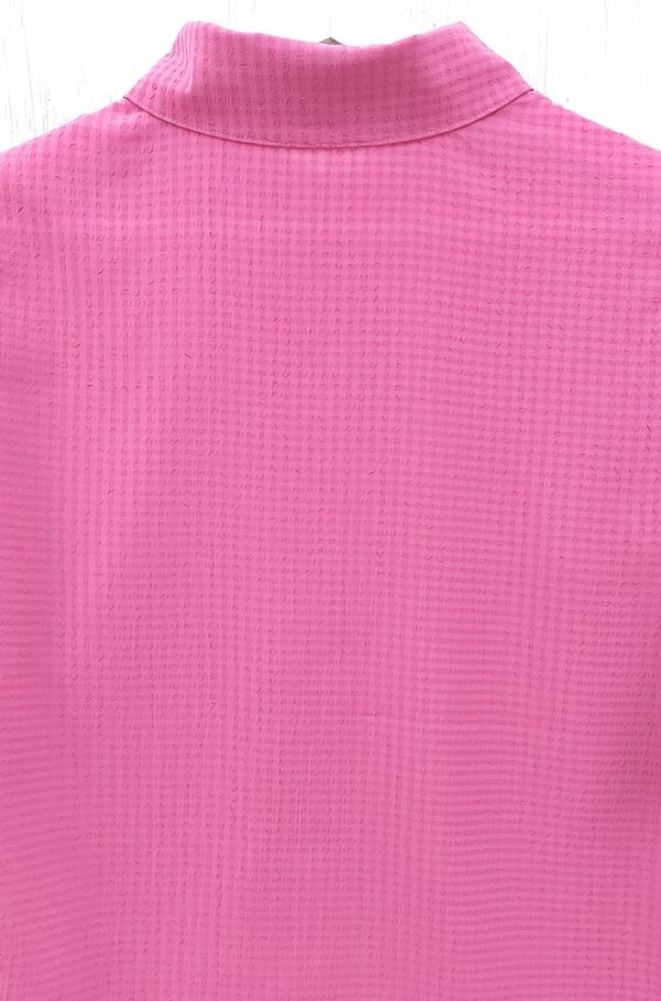 Camisa rosa Zinia de Lylu en tejido de bambula. Lleva mangas cortas acampanadas y cierre con botones en la parte delantera.