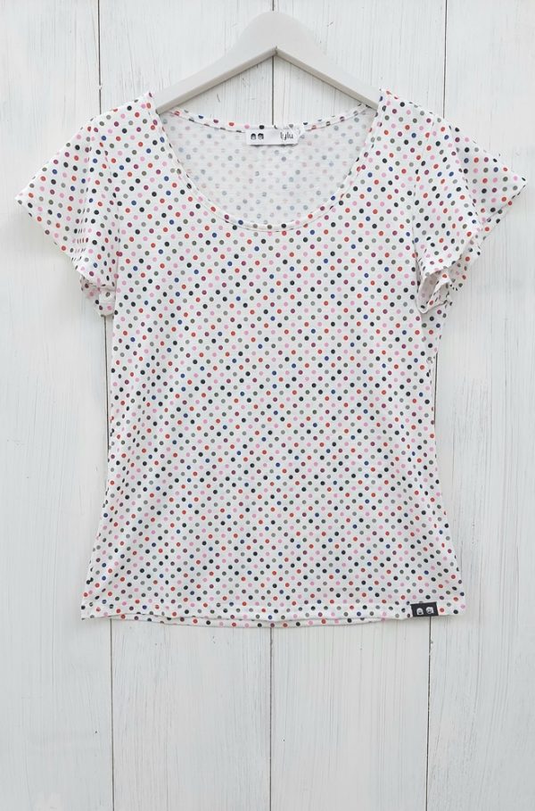 Camiseta manga corta Bouvardia de Lylu en color blanco con estampado multicolor . El cuello es redondo y las mangas son acampanadas . Está fabricada en un tejido fluido, idóneo para los días estivales .