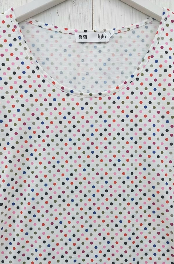 Camiseta manga corta Bouvardia de Lylu en color blanco con estampado multicolor . El cuello es redondo y las mangas son acampanadas . Está fabricada en un tejido fluido, idóneo para los días estivales .