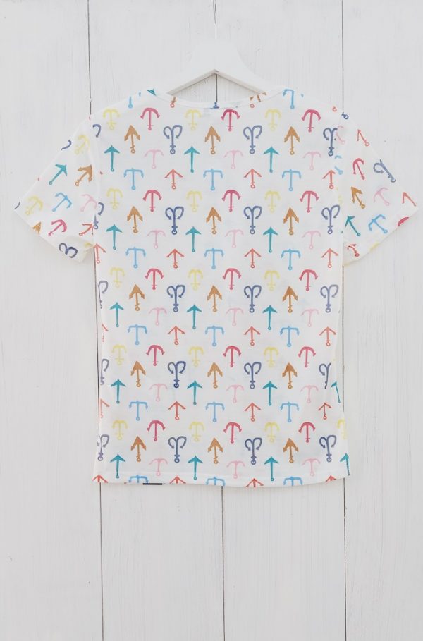 Camiseta marinera Cacto de Lylu color blanco con estampado de anclas multicolores. Corte ligeramente entallado, escote en uve y mangas cortas.