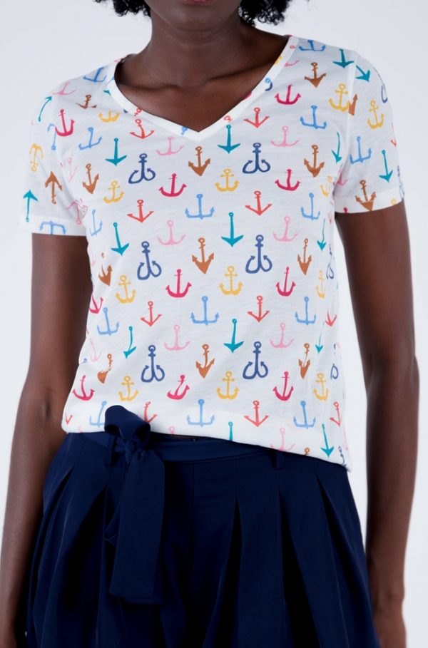 Camiseta marinera Cacto de Lylu color blanco con estampado de anclas multicolores. Corte ligeramente entallado, escote en uve y mangas cortas.