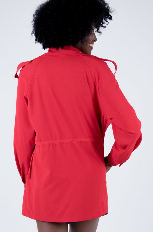 Chaqueta roja Gladiolo de Lylu con solapas y cuello. Lleva bolsos y cordón del mismo tejido para ajustar y usar como cierre. Mangas largas con puño y cierre con botón.
