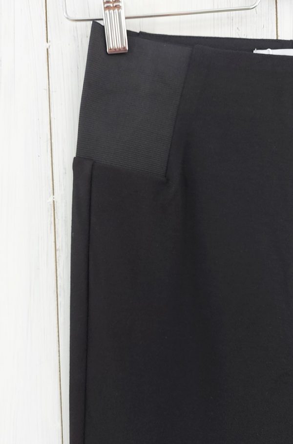 Pantalón negro Pitt de Lylu tipo legging en tejido elástico suave y calentito. Lleva unas anchas gomas en los laterales de la cintura para que resulte más cómodo y se adapte perfectamente a tu cuerpo.
