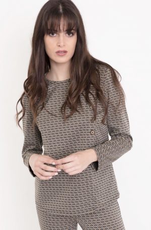 Top estampado Adina de Cms en tejido elástico. Corte un poco entallado con detalle de botones decorativos en el delantero. Cuello redondo y mangas largas.