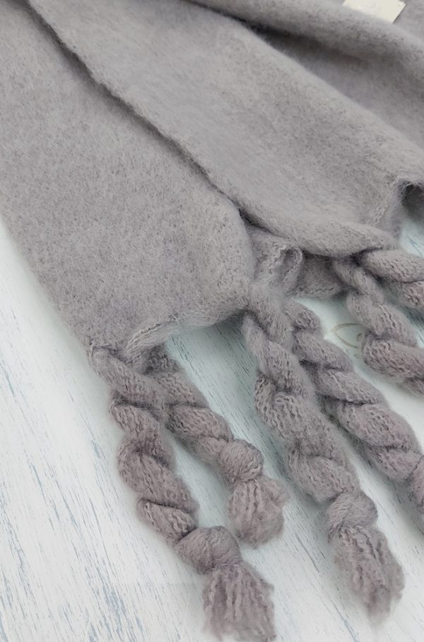 Bufanda lisa en color gris gruesa, que te proporcionará una capa adicional para aislarte del frío. Úsala para dar un toque de moda a tus conjuntos diarios.