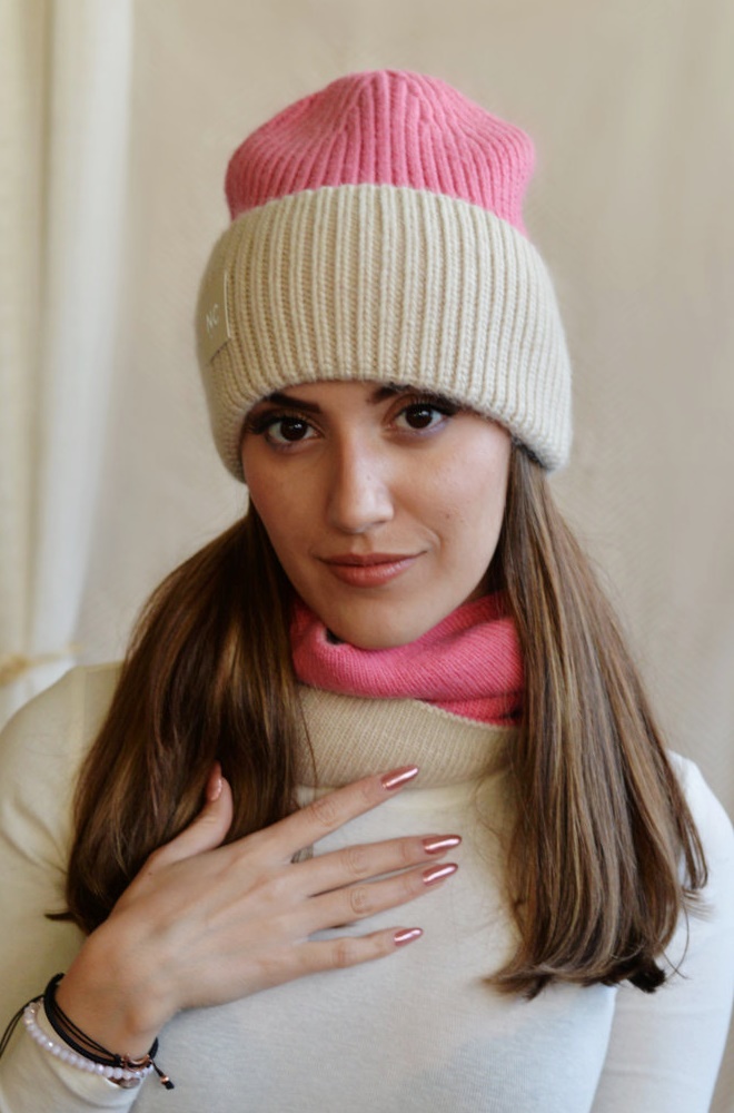 Conjunto de gorro y cuello rosa diseñado con estilo y detalle para realzar tu look invernal. Este encantador conjunto está confeccionado en suave y cálido punto, proporcionando la máxima calidez durante los días fríos.
