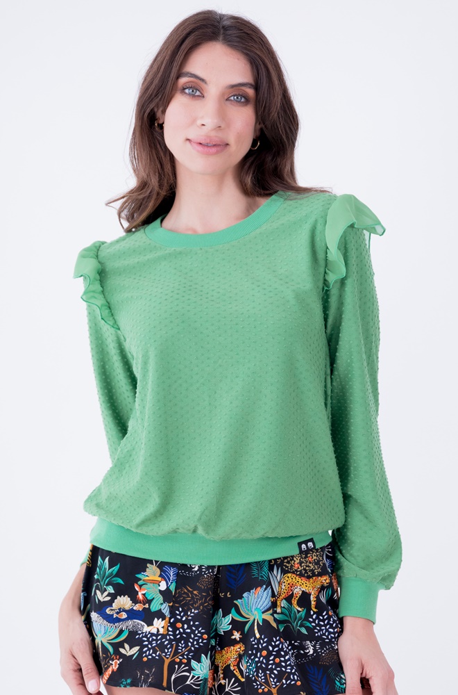 La camiseta modelo Bobi verde de Lylu es una prenda que combina estilo, comodidad y elegancia. Confeccionada en tejido plumeti color verde, corte sudadera y volantes decorativos.