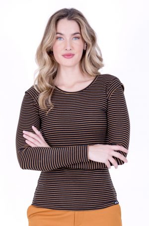 Descubre la elegancia y el estilo único de la camiseta de rayas Eneas de Lylu, una prenda imprescindible para tu armario. Confeccionada en un tejido gordito con estampado de rayas negras y marrones, esta camiseta es perfecta para los días más frescos, aportando calidez y comodidad.  El corte entallado realza tu figura y que los delicados volantes en los hombros añaden un sutil toque de feminidad y modernidad. Ideal tanto para looks casuales como más formales, esta camiseta se convertirá en tu favorita para cualquier ocasión.