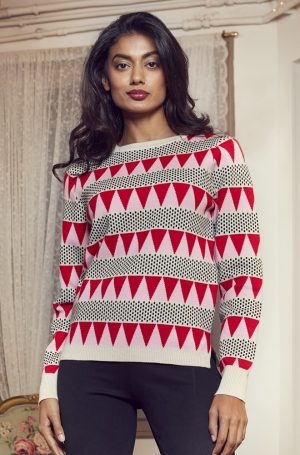 Jersey blanco Gala de Lylu con diseño de cenefas en rojo y negro. Aberturas laterales que otorgan libertad de movimiento, ideal para un look casual o sofisticado. Su cuello redondo clásico y el tejido suave al tacto lo convierten en una prenda versátil que puedes usar en cualquier ocasión.