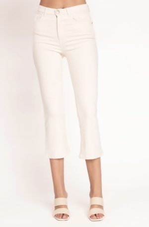 Pantalón de mujer Camelia de Cms Love en color nata con corte campana y cinco bolsillos.