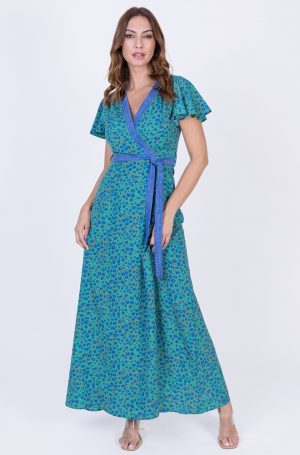 Vestido Júcar de Lylu Wear con estampado floral, corte cruzado, cinturón y mangas cortas.