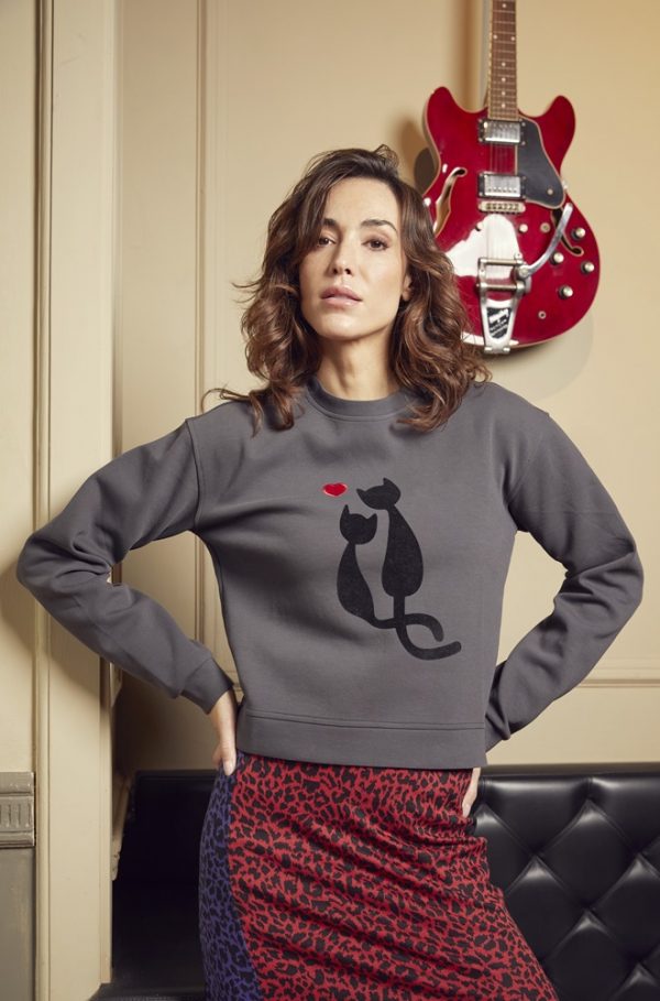 Sudadera Asase de Lylu Wear gris con gatitos en terciopelo y corazón bordado