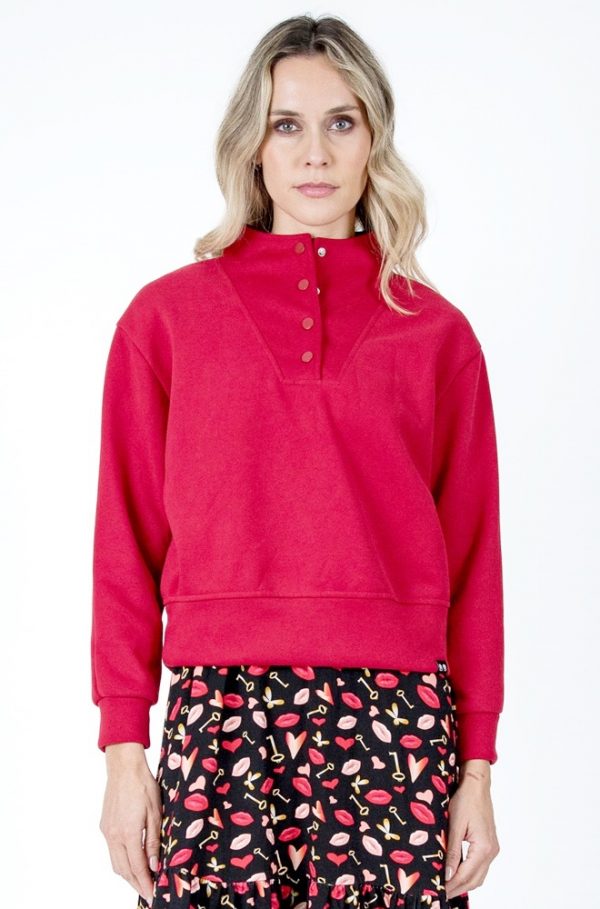 Camiseta Bellona Lylu Wear en color rojo con cuello medio alto y botones metálicos — vista frontal
