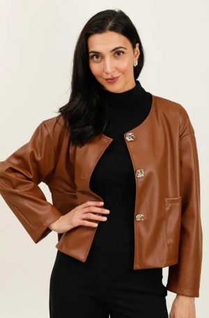 Chaqueta Caramelo camel corta de polipiel con botones dorados vista frontal
