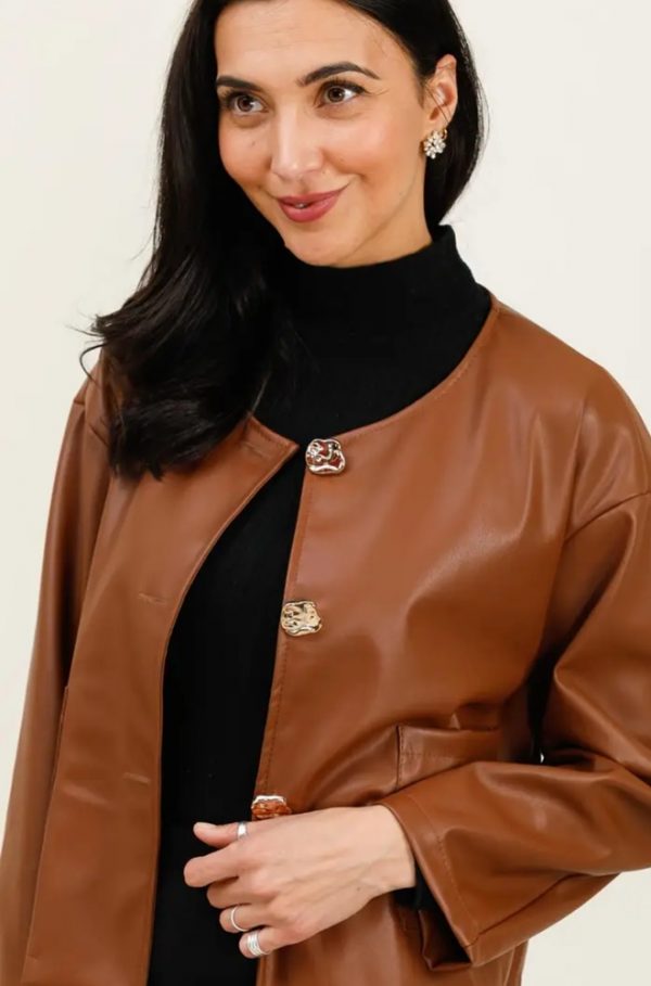 Detalle botones dorados martillados de la Chaqueta Caramelo camel