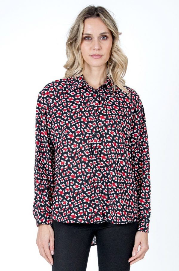 Camisa Caer de Lylu Wear en color negro con estampado de flores abstractas.