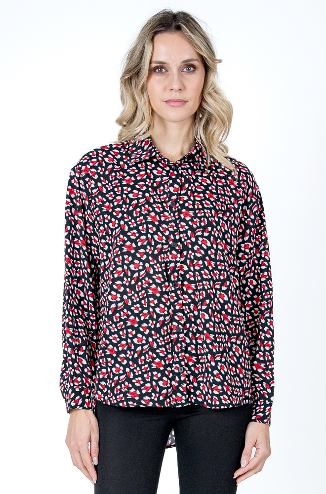 Camisa Caer de Lylu Wear en color negro con estampado de flores abstractas.