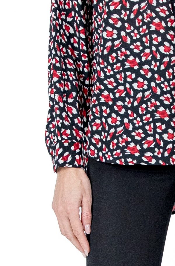 Camisa Caer Lylu Wear negra con flores abstractas