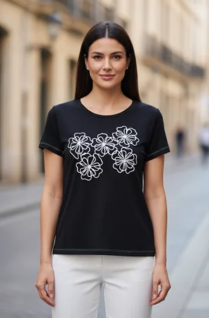 Camiseta mujer negra con bordado floral blanco vista frontal