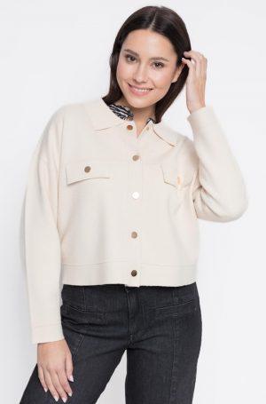 Cárdigan Belinda de Cms Love en color crudo con cuello camisero y botones dorados.