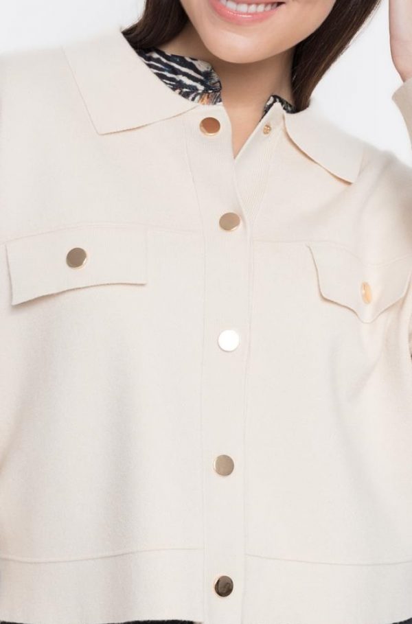 Detalle del cuello camisero y botones dorados del cárdigan Belinda de Cms Love.