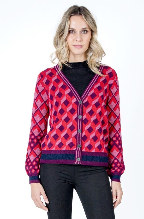 Cárdigan Nief de Lylu Wear con estampado geométrico en tonos rojos, rosa y morado.