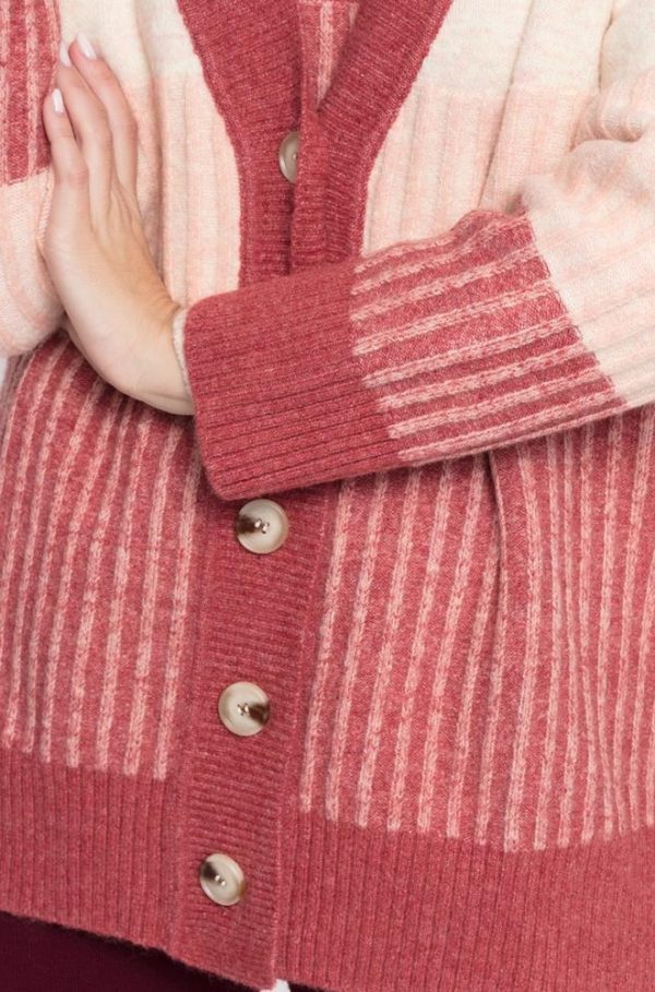 Detalle de la manga del cárdigan Olivia de Cms Love con textura en canalé y franjas de colores.