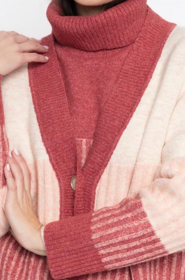 Detalle del cuello pico y botones del cárdigan Olivia de Cms Love en tono burdeos.