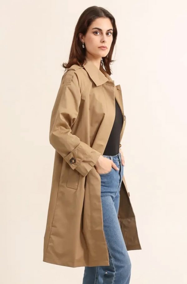 Gabardina larga camel con botones ocultos y cuello clásico.