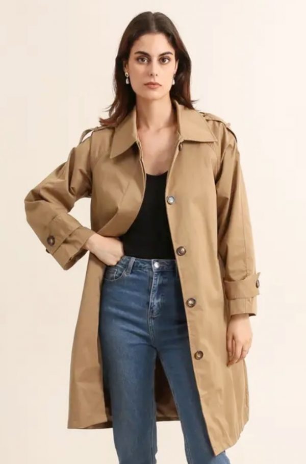 Gabardina larga camel con botones ocultos y cuello clásico.