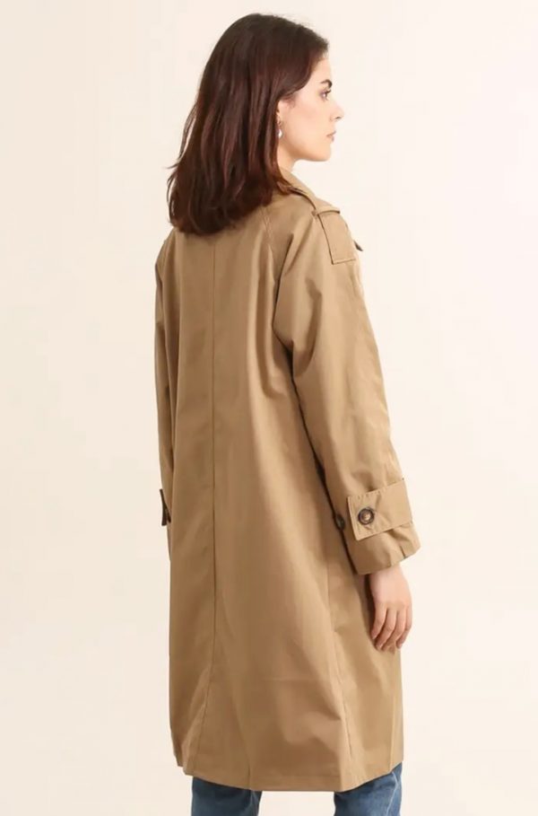 Gabardina larga camel con botones ocultos y cuello clásico.