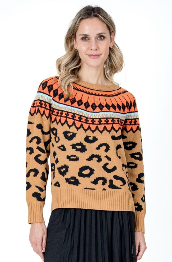 Jersey Kira de Lylu Wear en punto fino color camel con grecas en naranja y negro.