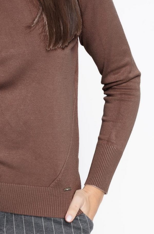 Jersey cuello cisne marrón – punto fino elegante