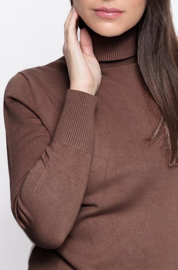 Jersey cuello cisne marrón – punto fino elegante