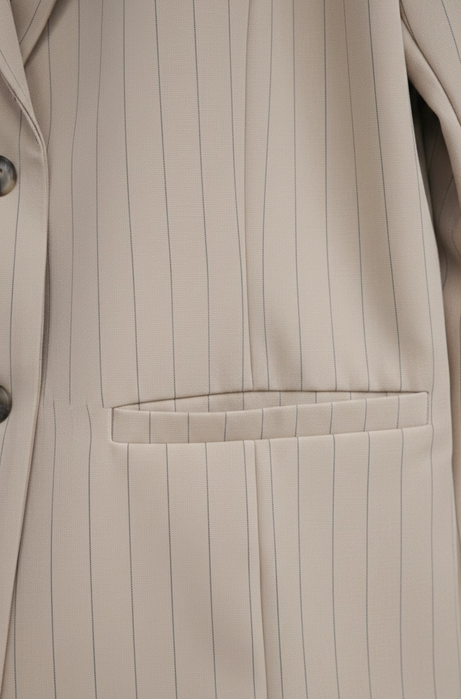 Detalle bolsillo tipo ojal blazer mujer rayas diplomáticas tostado
