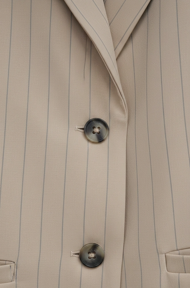 Detalle botones blazer mujer rayas diplomáticas tostado tejido estructurado