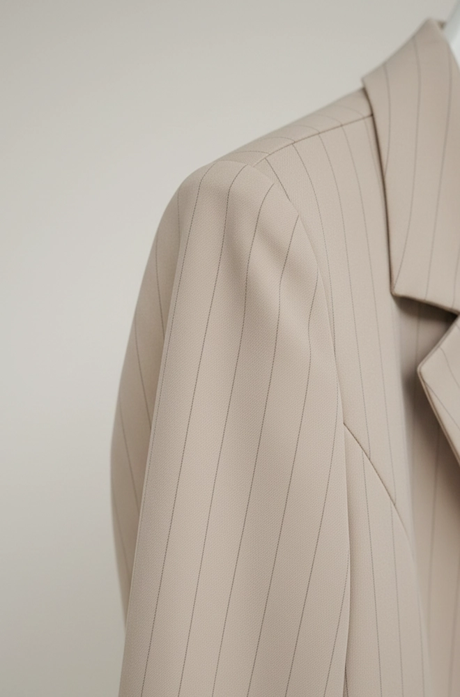 Detalle hombro con hombreras blazer mujer rayas diplomáticas tostado