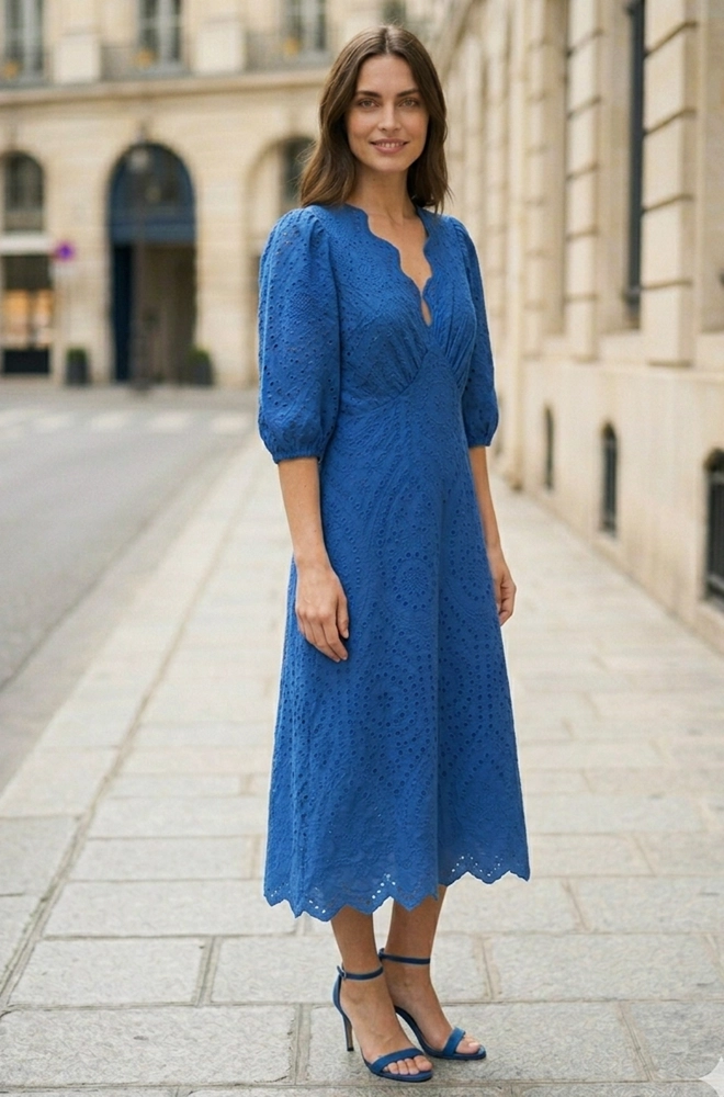 Vestido 3/4 azul bordado inglés perfil lateral falda acampanada