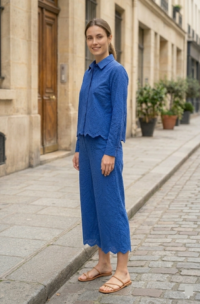 Camisa azul mujer bordado inglés vista lateral