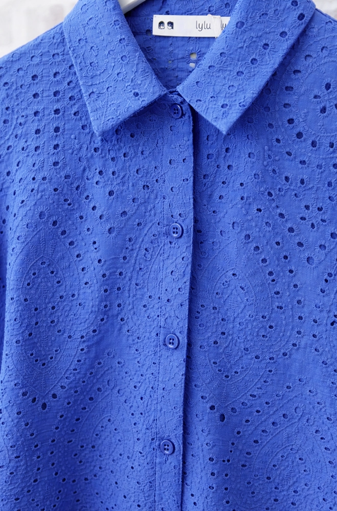 Detalle cuello solapa y botones camisa azul mujer