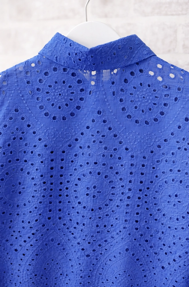 Detalle tejido bordado inglés camisa azul mujer